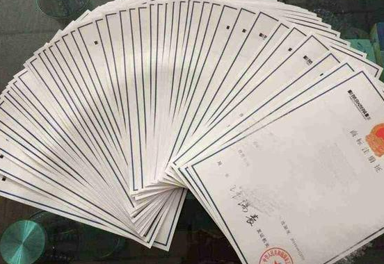 义乌商标受理窗口发放首批商标注册证